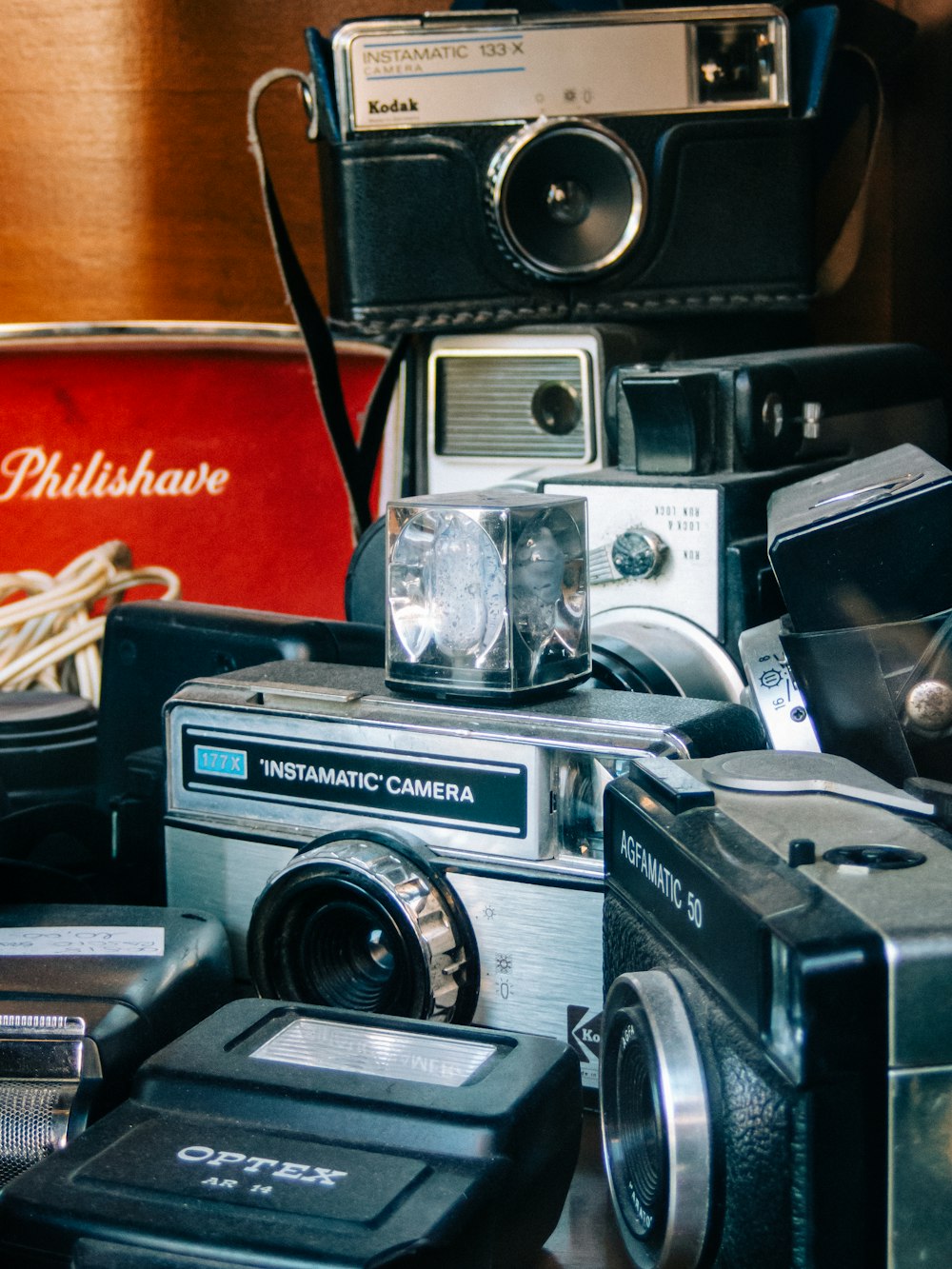 Ein Haufen alter Kameras sitzt auf einem Tisch