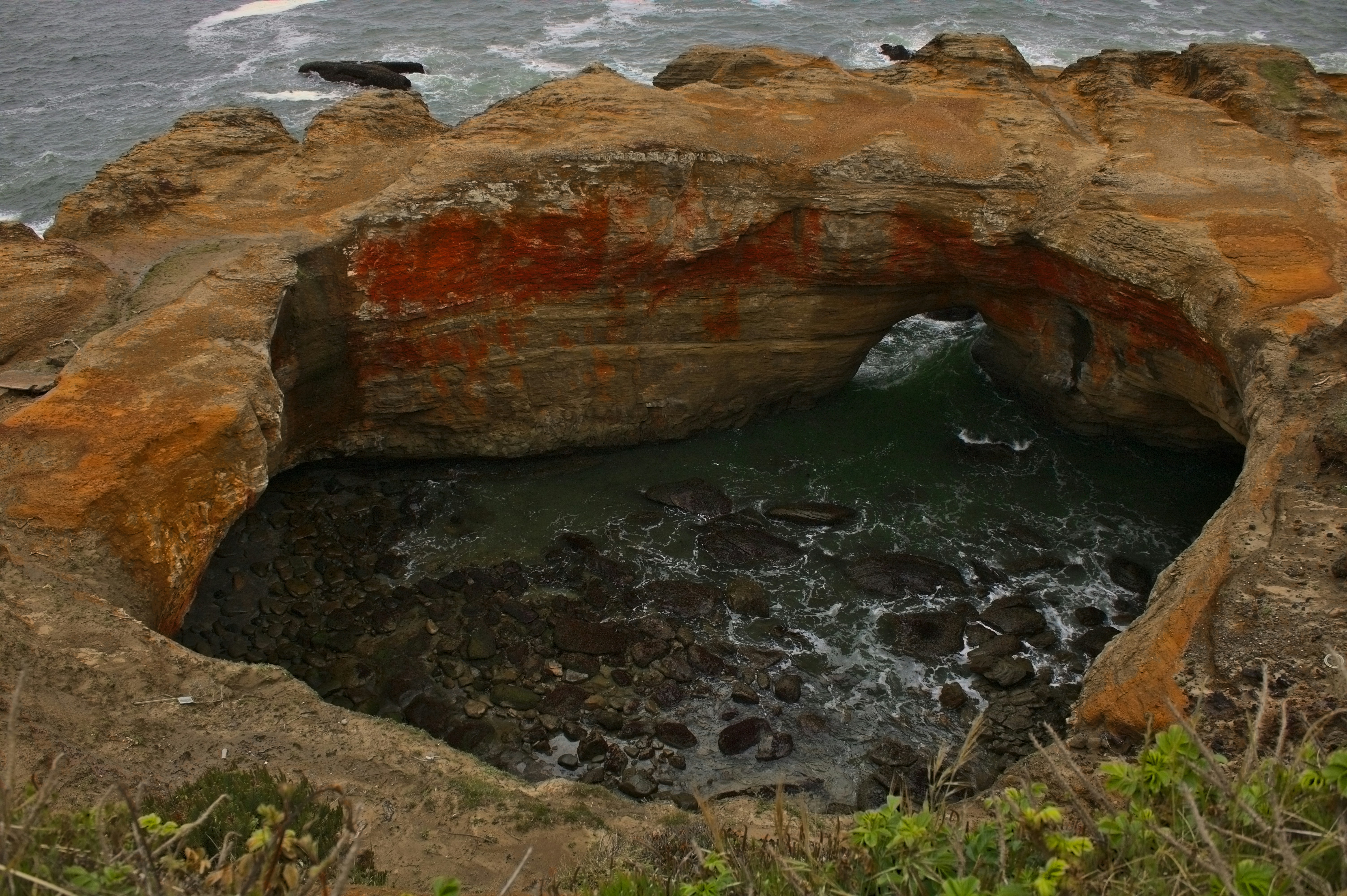 昼間の海上の茶色の岩層