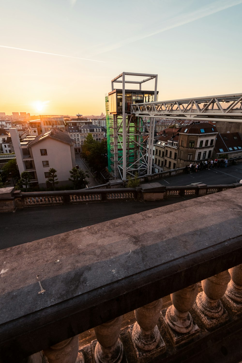 Die Sonne geht über einer Stadt mit hohen Gebäuden unter