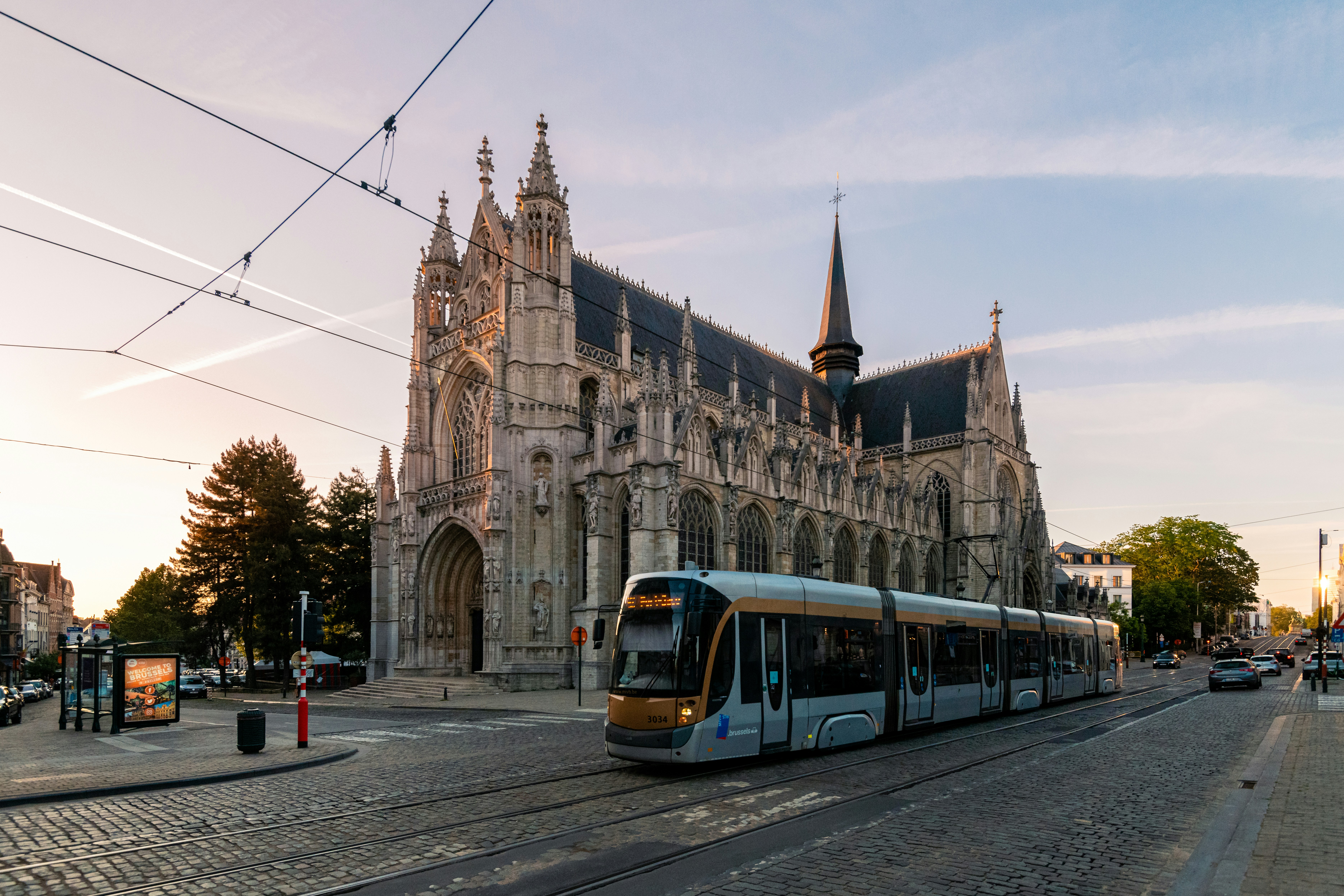Un tram passa davanti alla cattedrale di Notre Dame du Sablon a Bruxelles