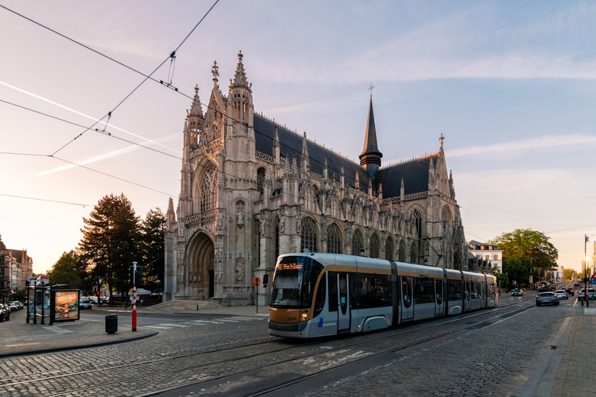 Un tram passa davanti alla cattedrale di Notre Dame du Sablon a Bruxelles