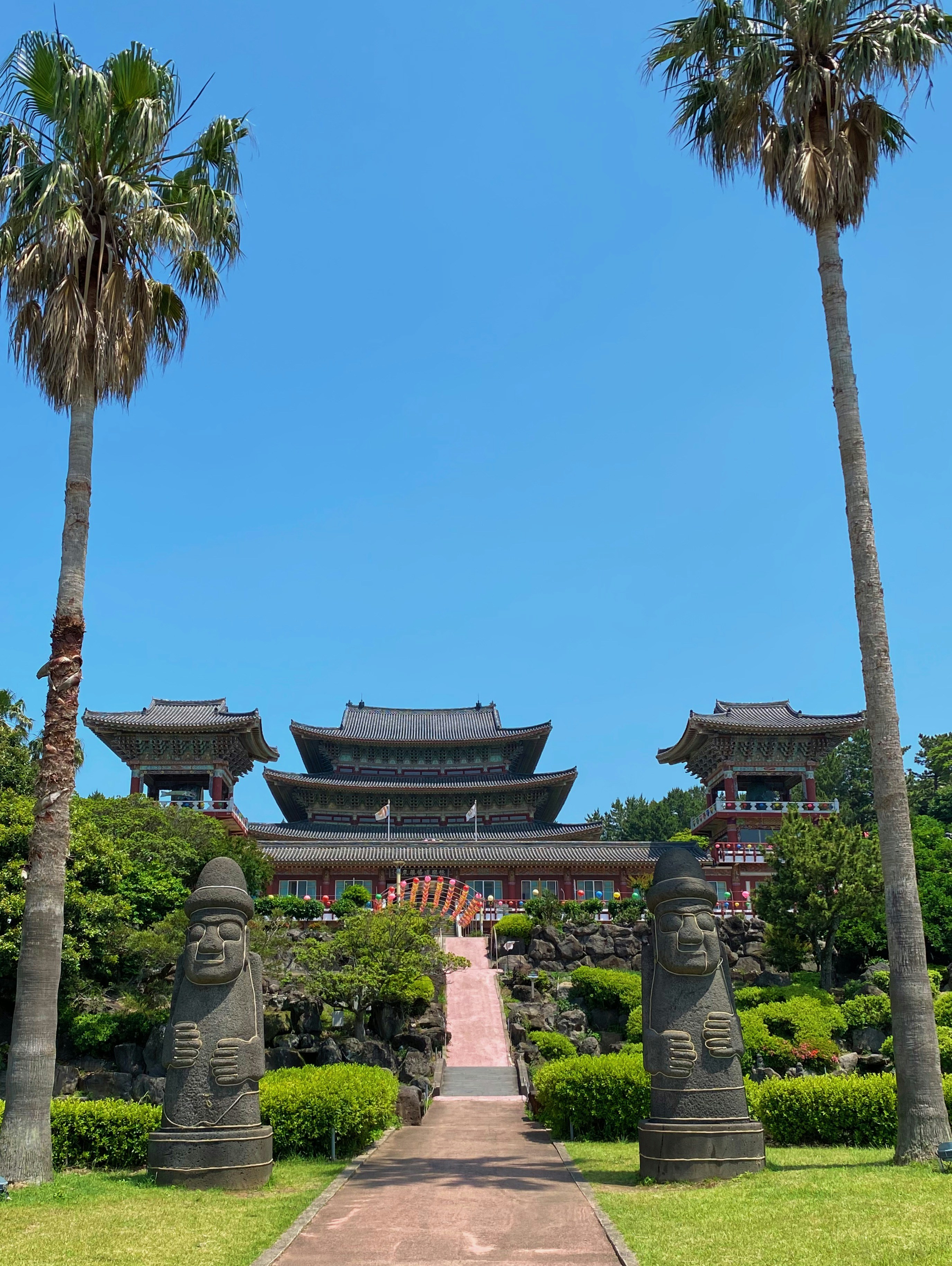 un grand bâtiment avec deux statues devant lui