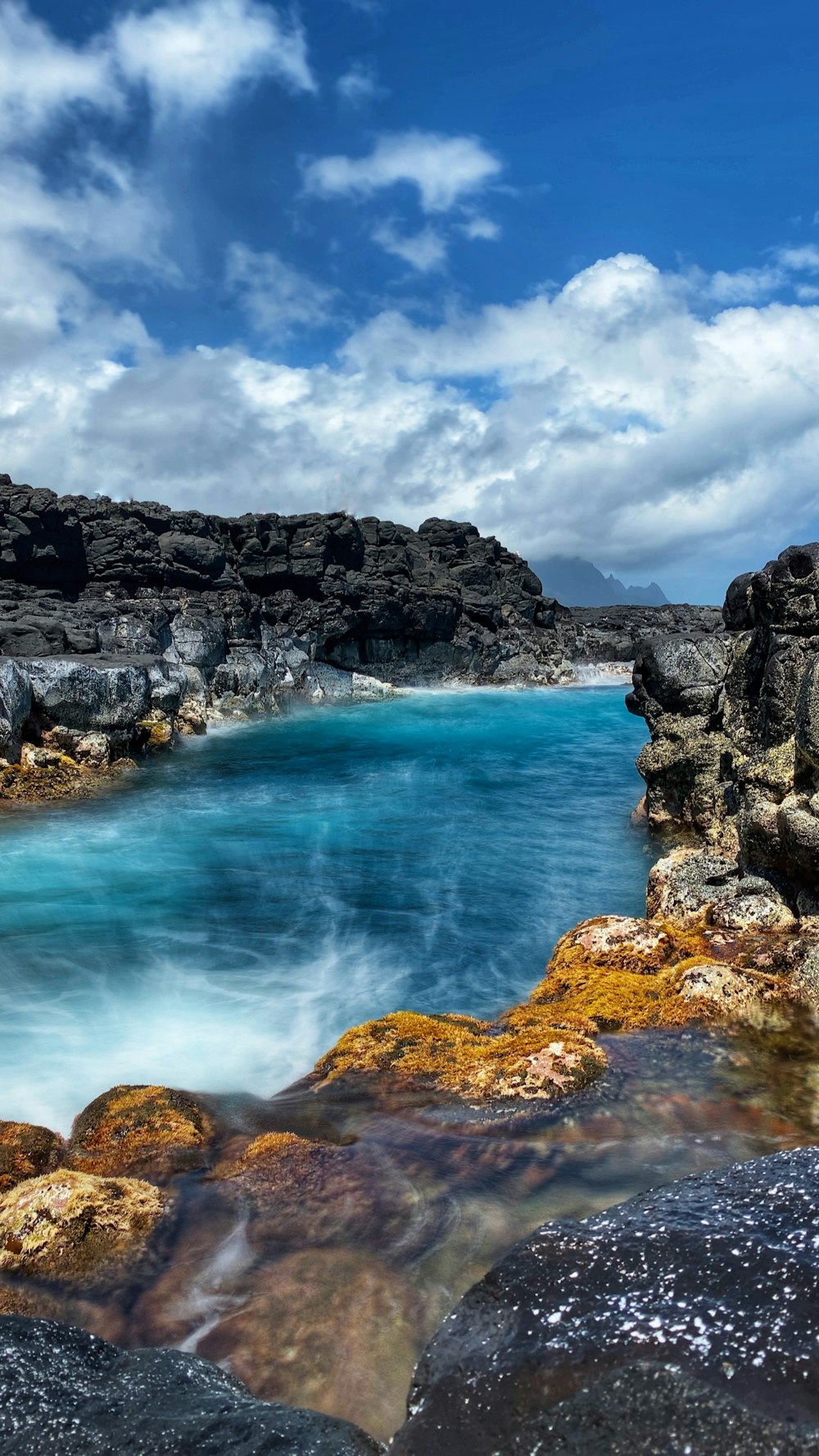 blaues Meer tagsüber unter weißen Wolken