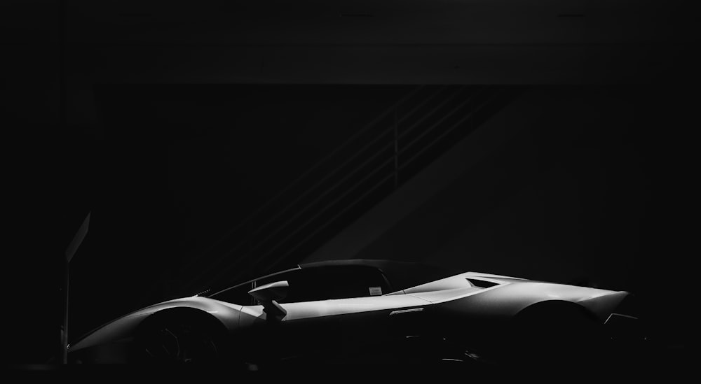 Una foto in bianco e nero di un'auto sportiva