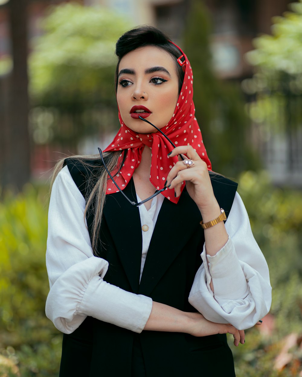 uma mulher com um lenço vermelho em volta do pescoço