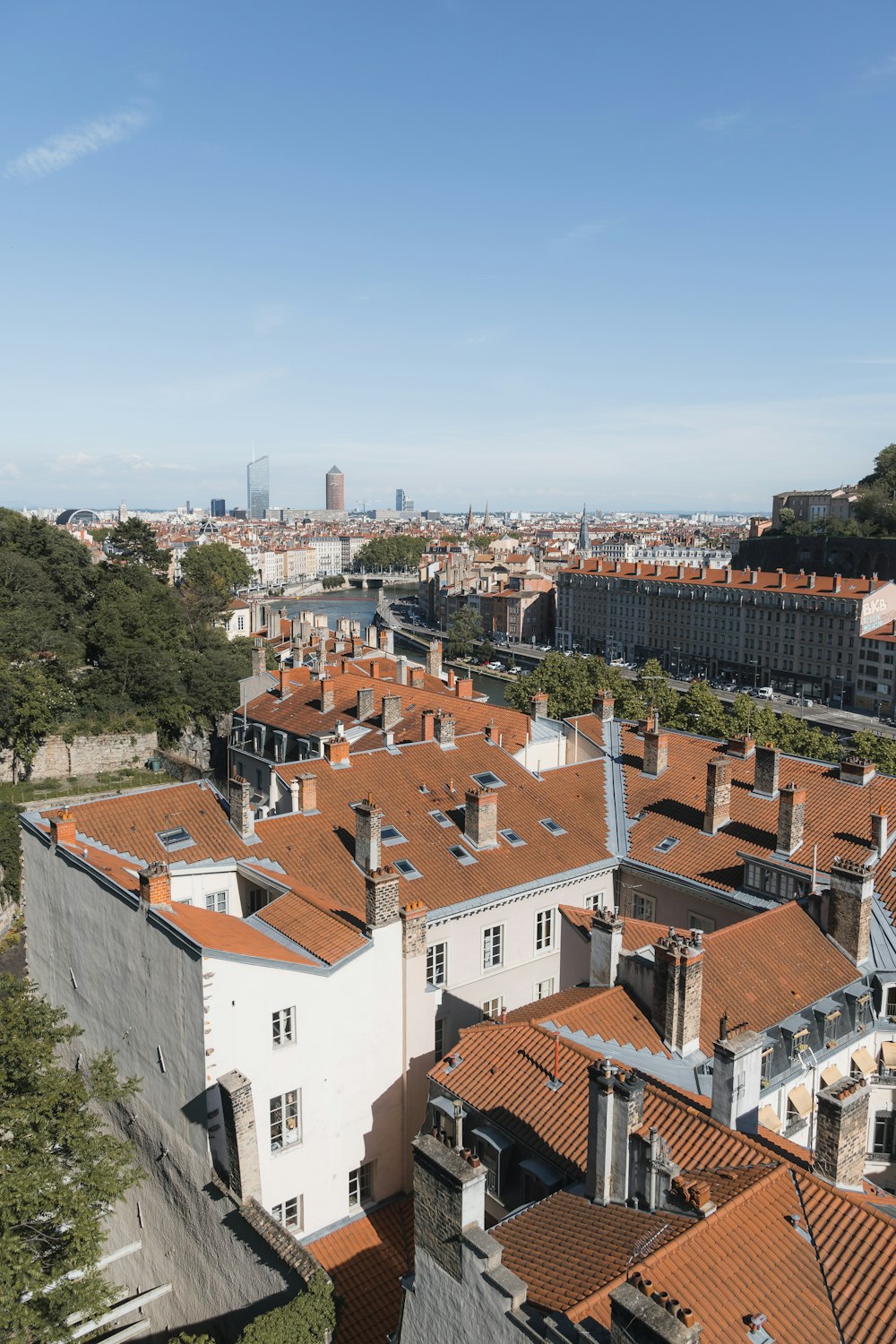 casas de concreto branco e marrom durante o dia