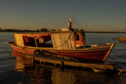 Barco no rio ao pôr do sol em Assunção