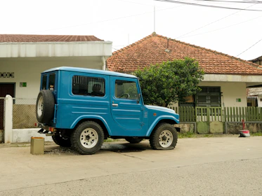 Azurtoit’s van parked in front of a house during an emergency roof repair.