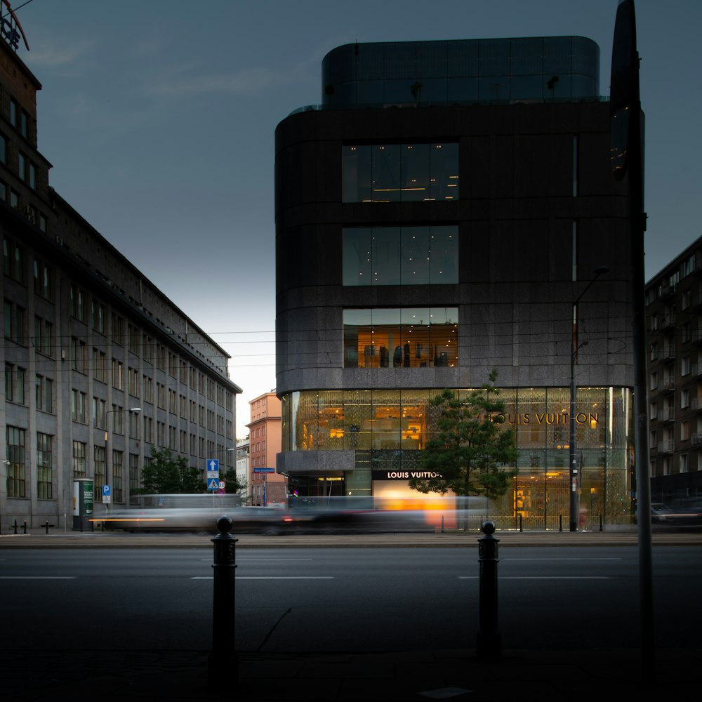 edificio in cemento bianco e nero durante la notte