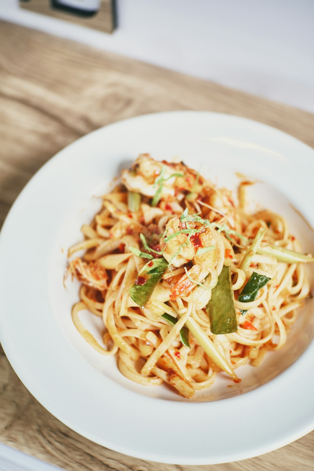 un piatto di cibo su un tavolo