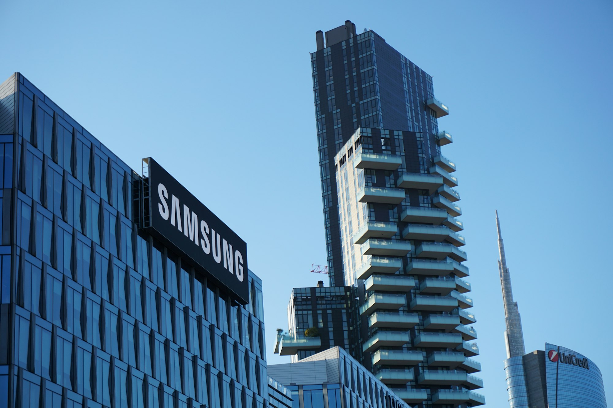 Logo de Samsung en la fachada de un edificio.