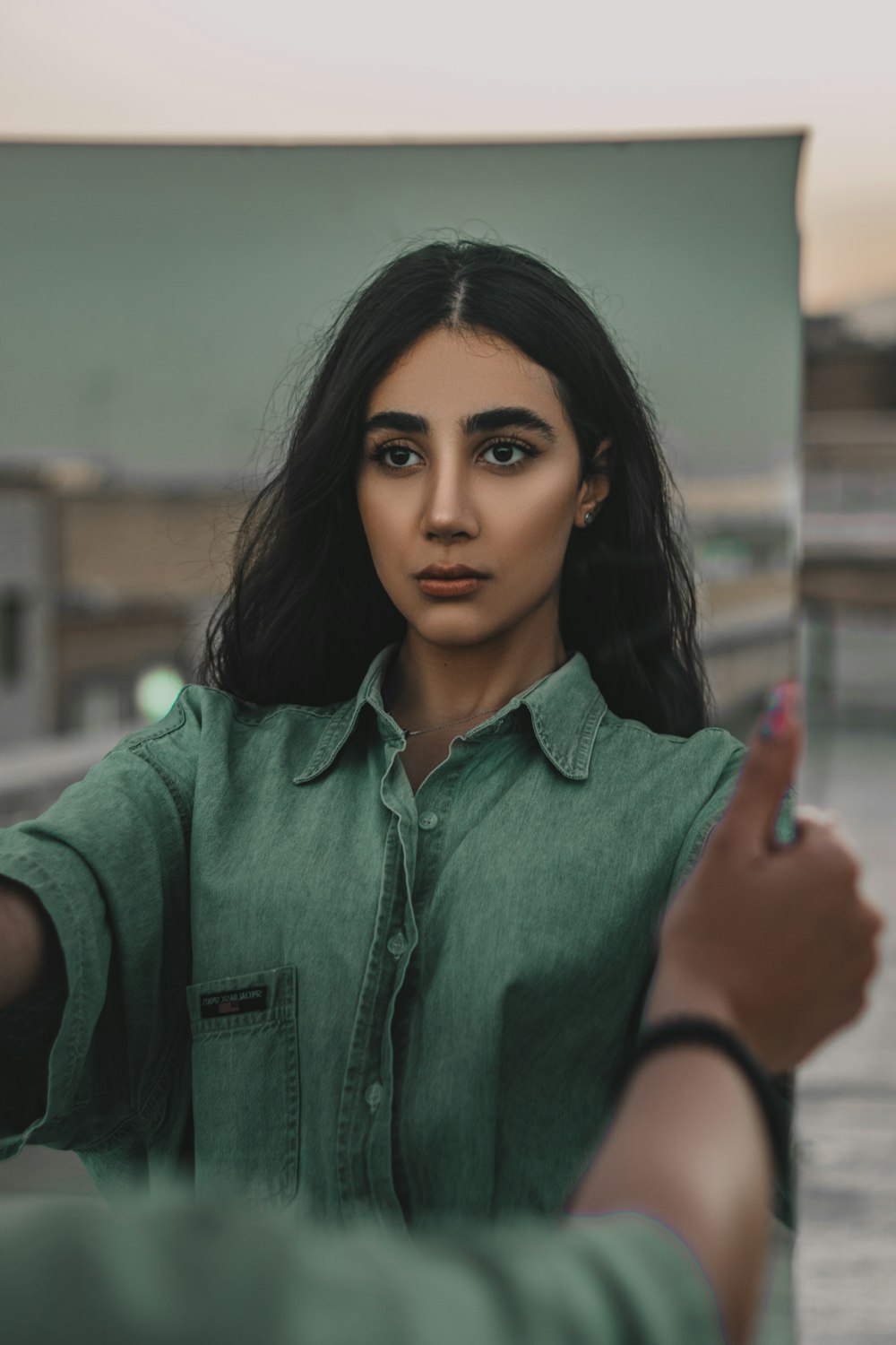 Mujer con camisa verde abotonada