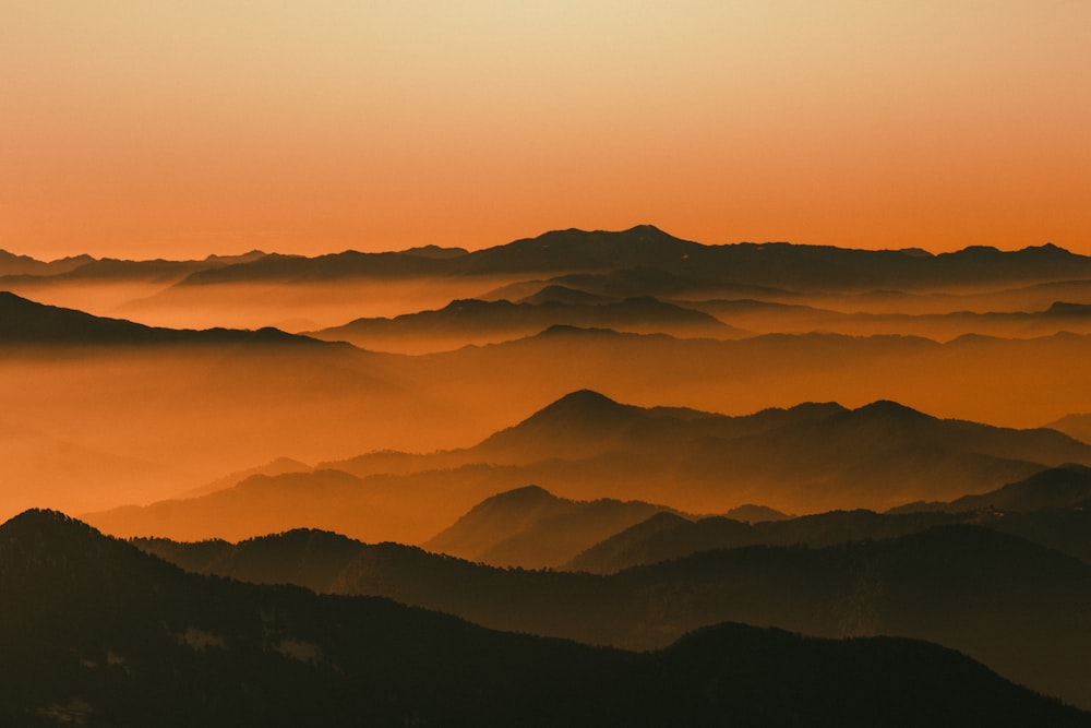 Berge unter blauem Himmel tagsüber