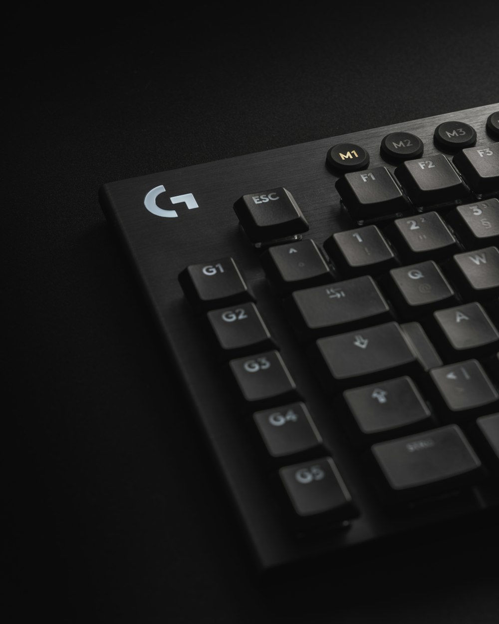 Teclado de computadora negro que muestra teclas numéricas