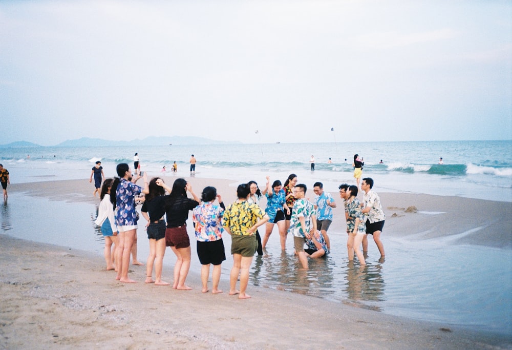 Gente en la playa durante el día