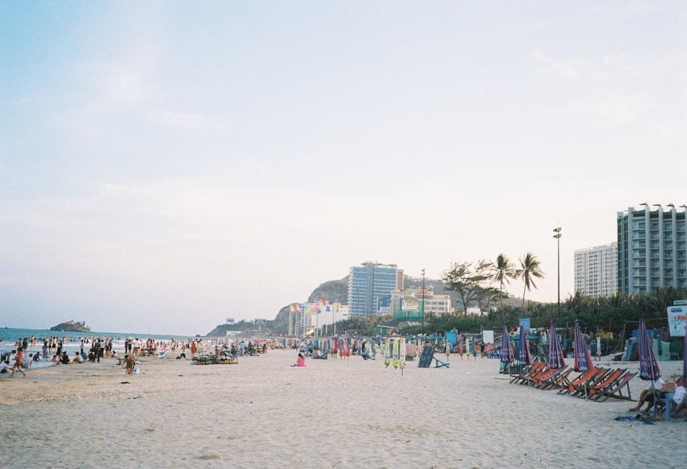 Gente en la playa durante el día