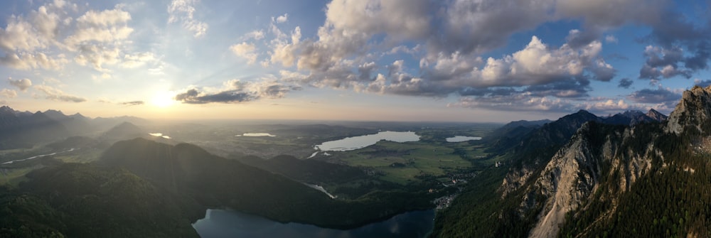 昼間の青空と白い雲の下に緑の山々