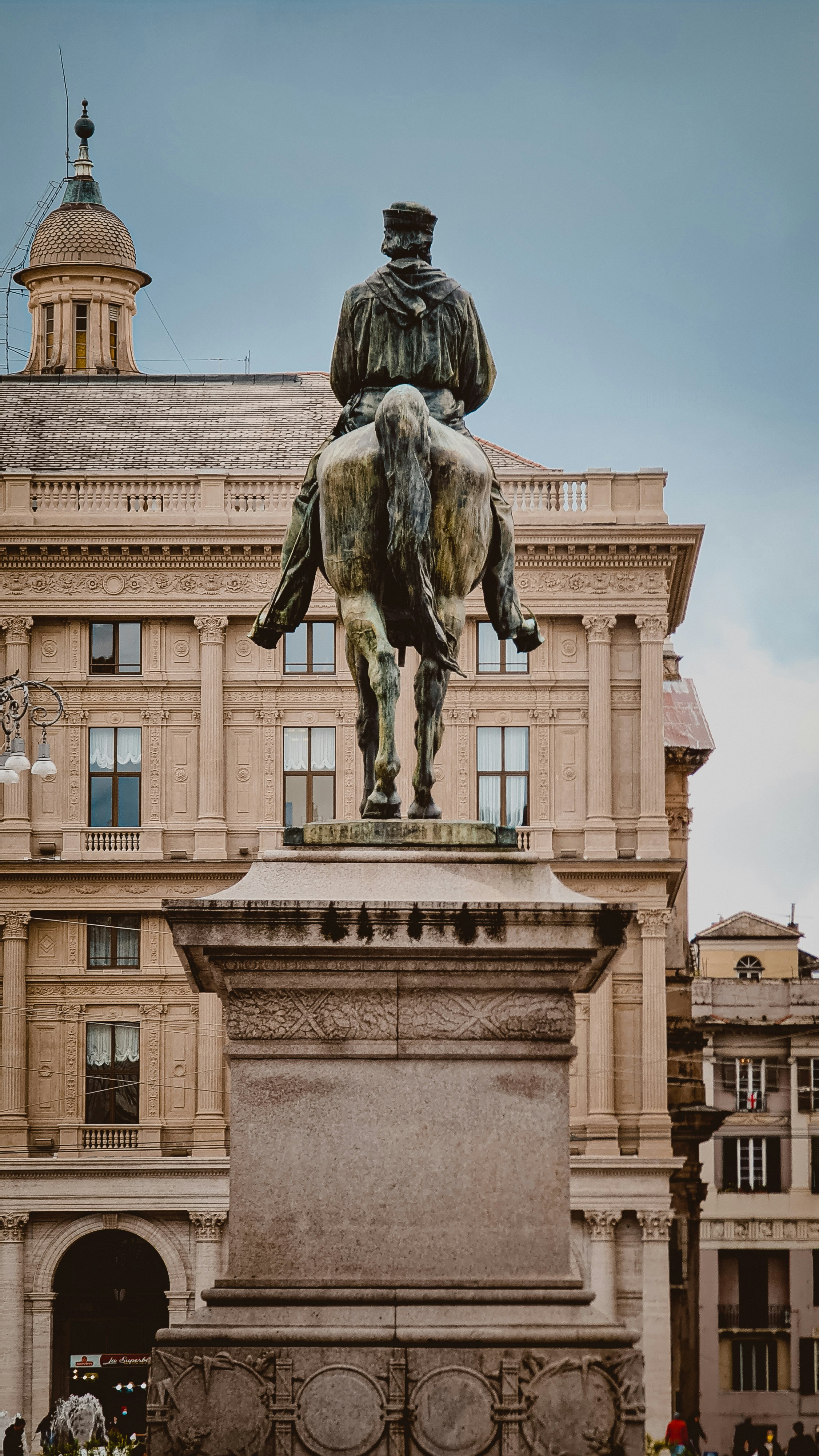 Man riding horse statue near beige concrete building during daytime ...