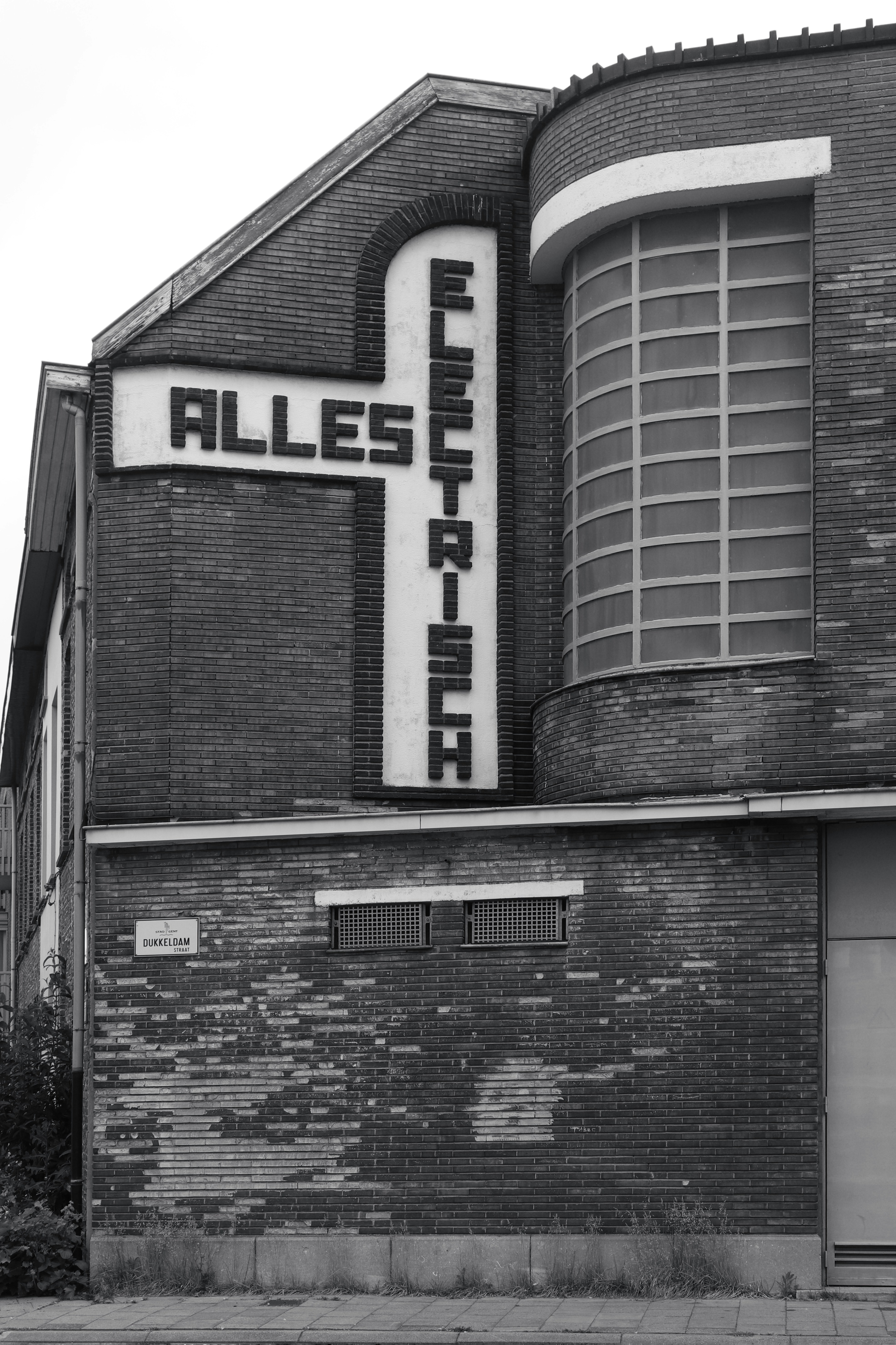 Ein Schwarz-Weiß-Foto eines alten Theaters