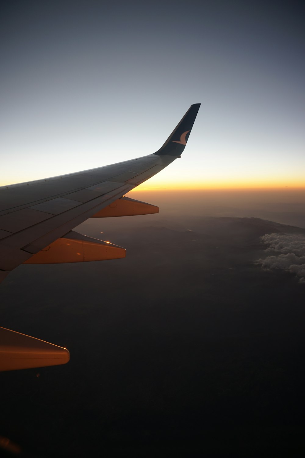 white and red airplane wing during daytime