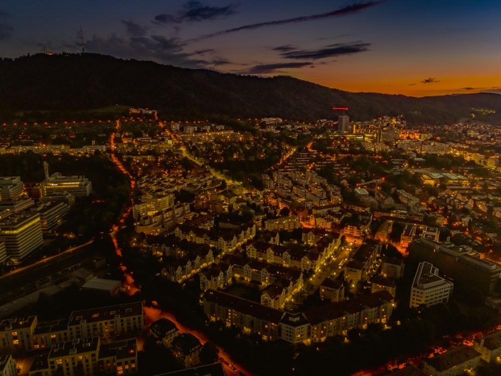Vue aérienne de la ville pendant la nuit