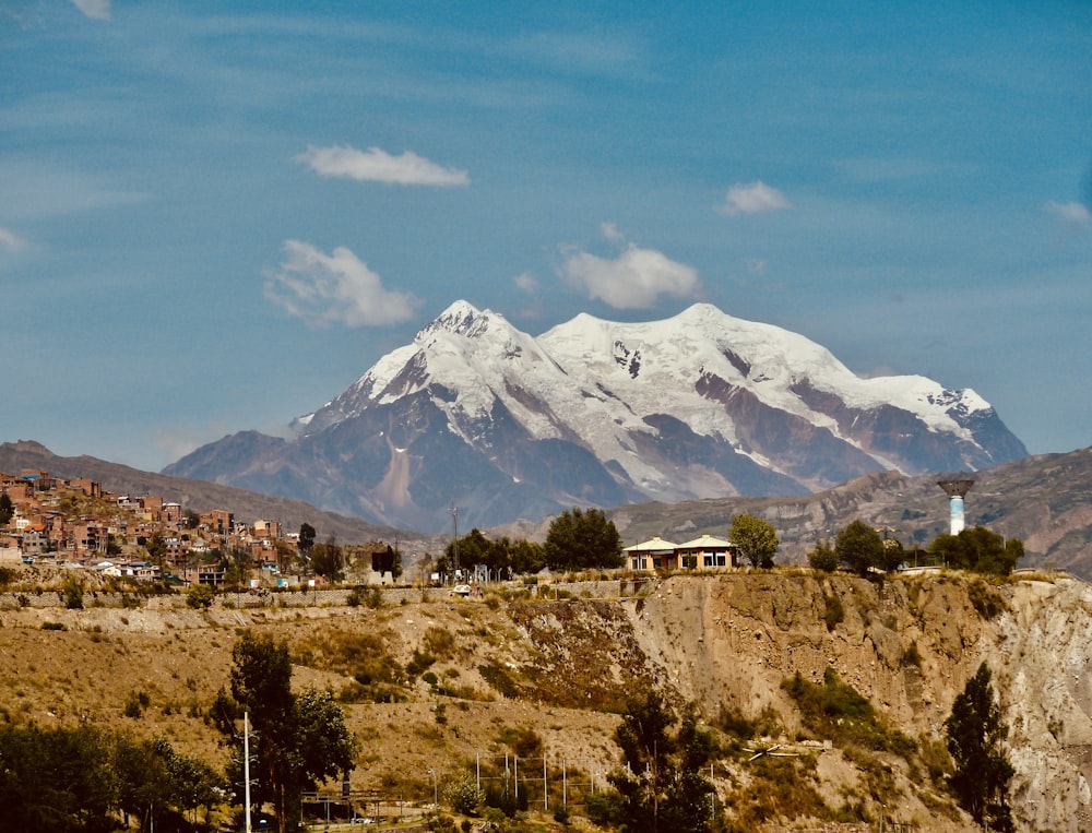 Montaña blanca y negra bajo el cielo azul durante el día