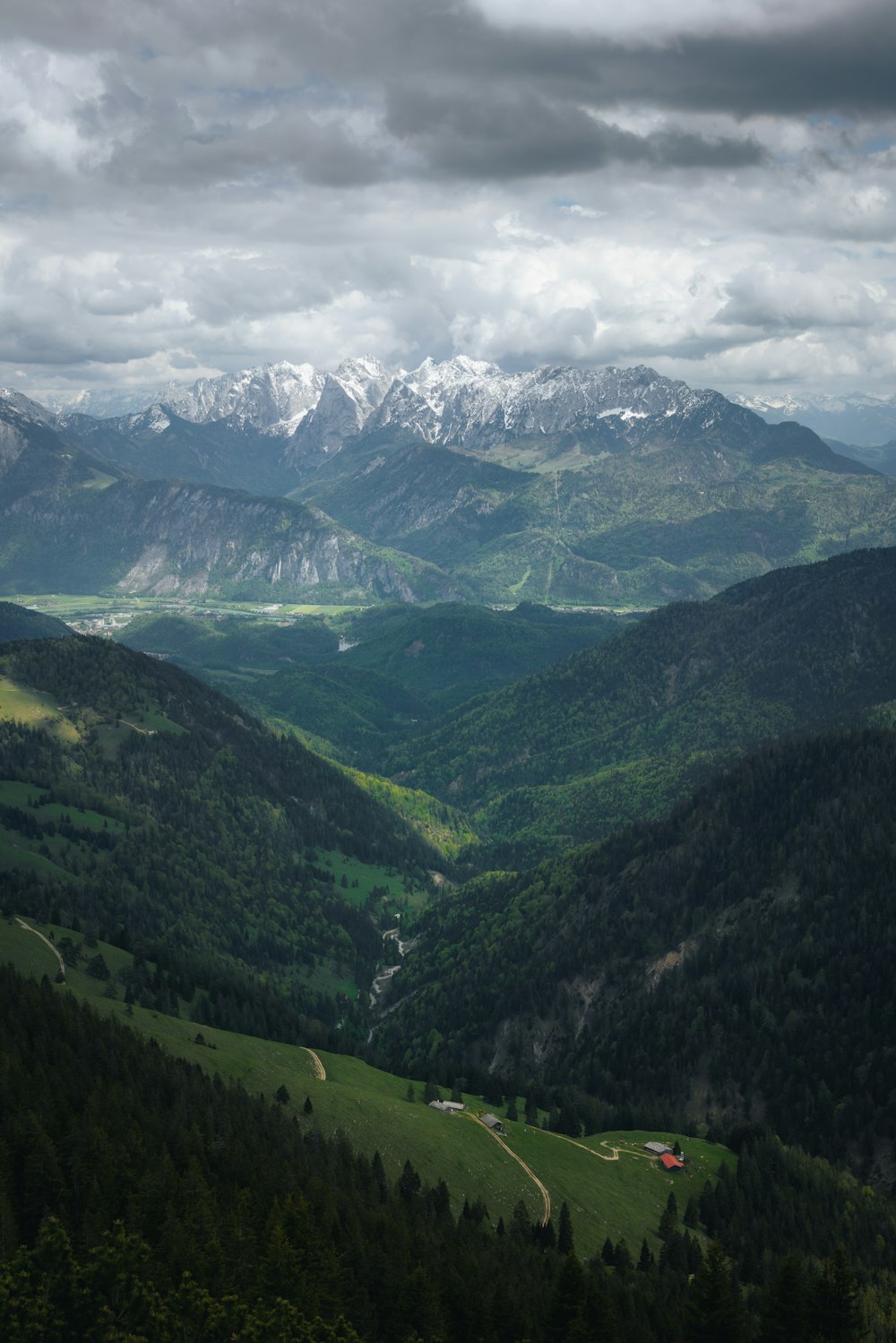 Grüne Berge tagsüber unter weißen Wolken