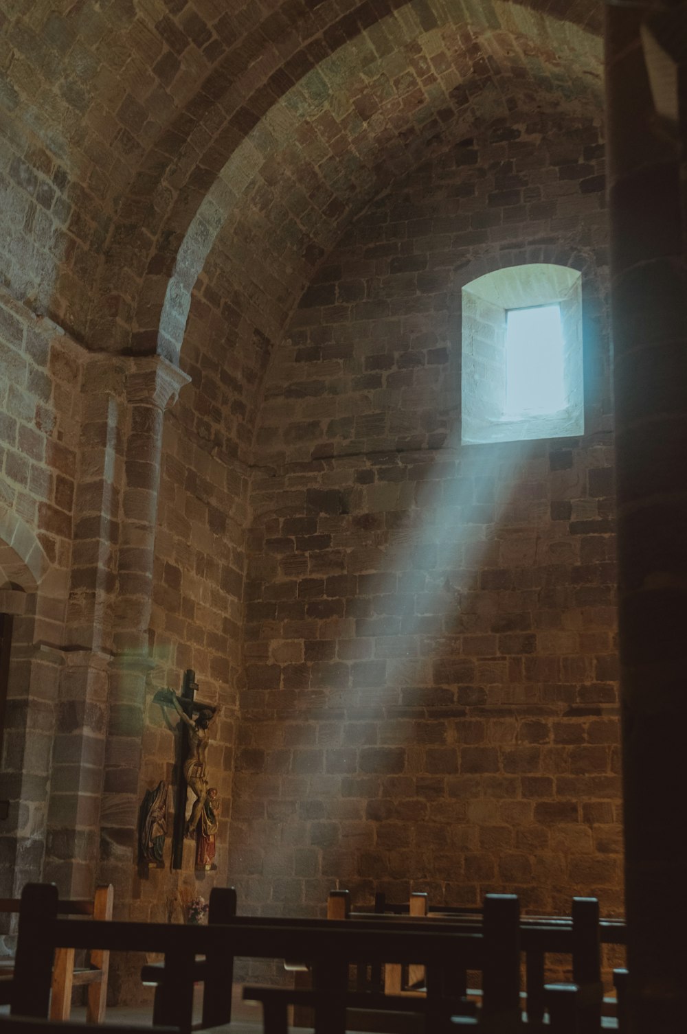 Gesù Cristo sulla croce sul muro di mattoni