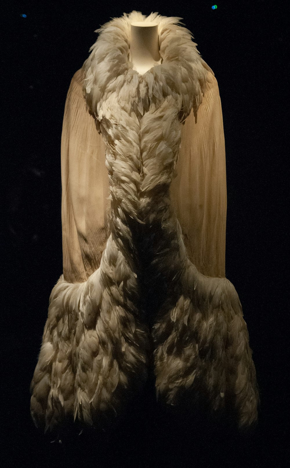 Femme en robe blanche à manches longues