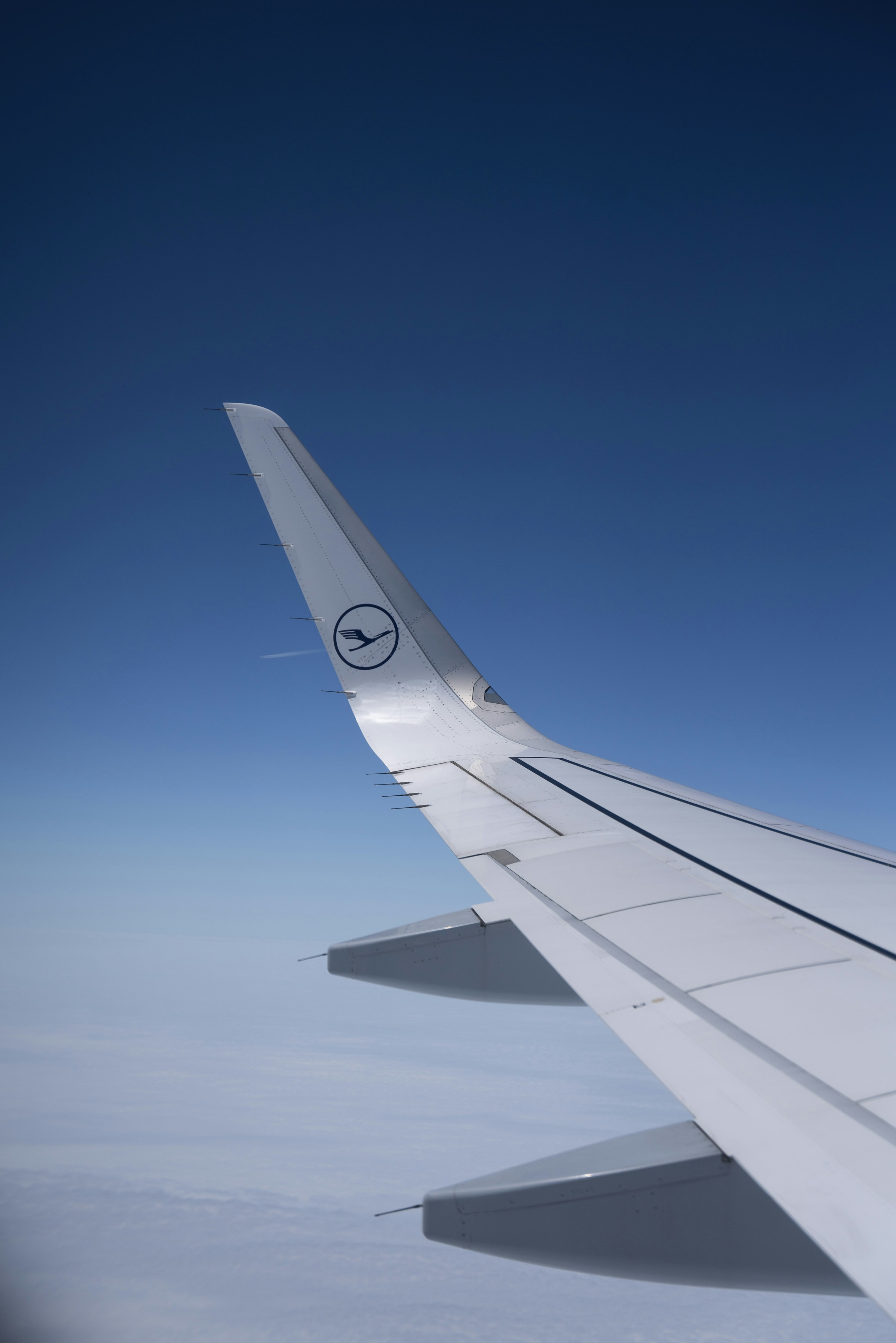 白とグレーの飛行機の翼の写真 Unsplashで見つける飛行機の無料写真