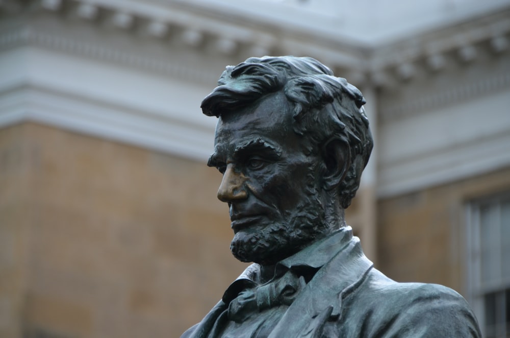 Hombre con chaqueta de cuero negro estatua