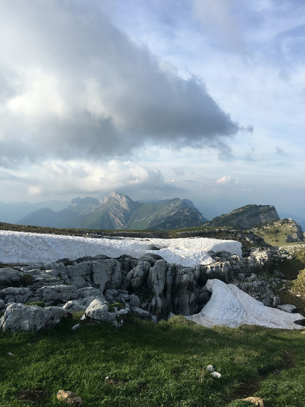 Rocky Mountain in der Nähe von Gewässern unter bewölktem Himmel tagsüber