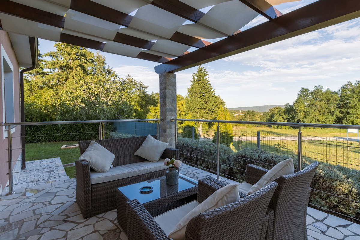 Terrasse ombragée face au lac