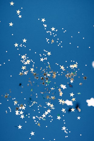 Festive party supplies in royal blue and white colors, perfect for celebrations.