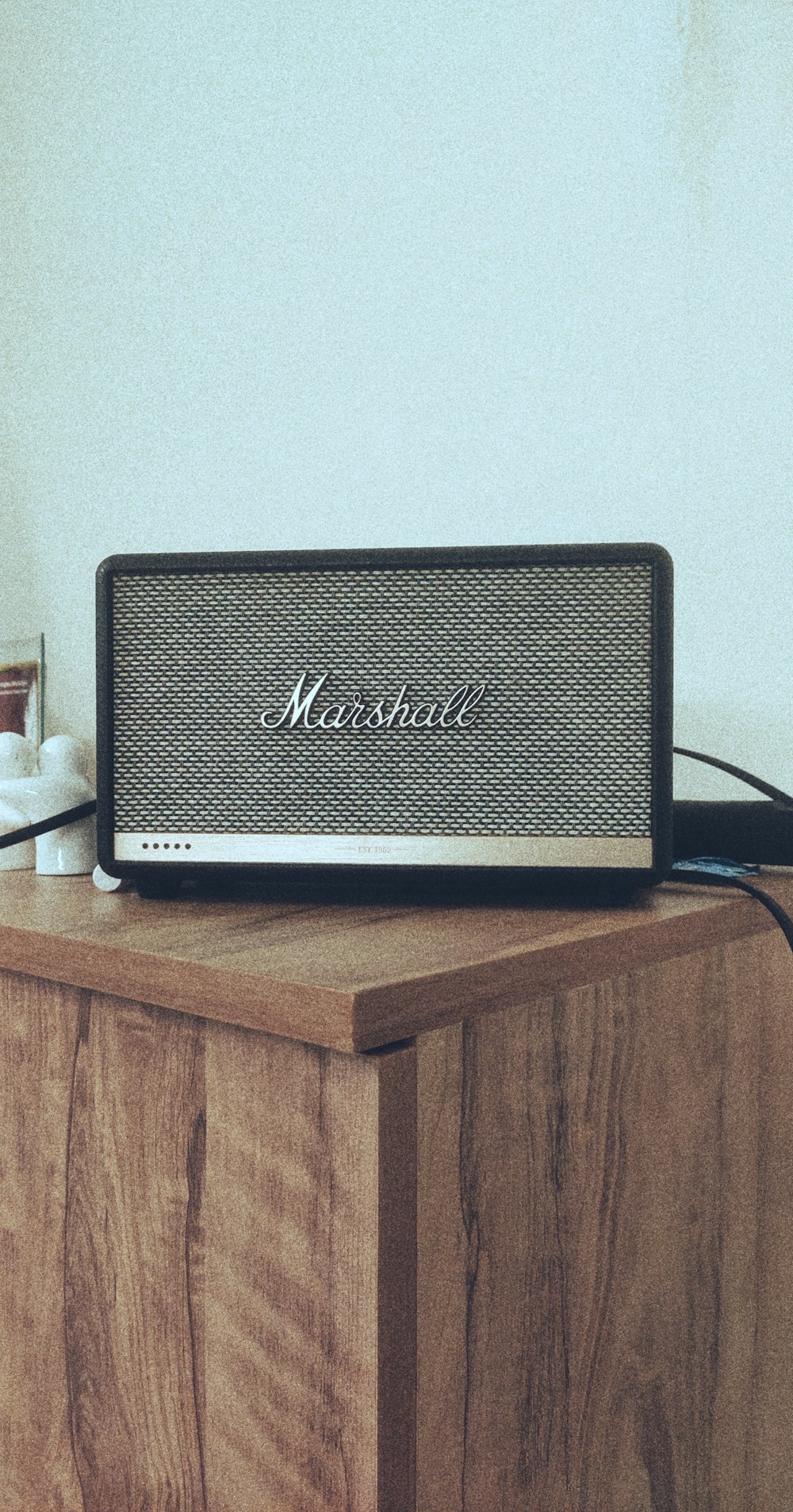black and gray marshall guitar amplifier