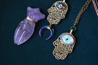 diferentes amuletos utilizados a lo largo de la historia