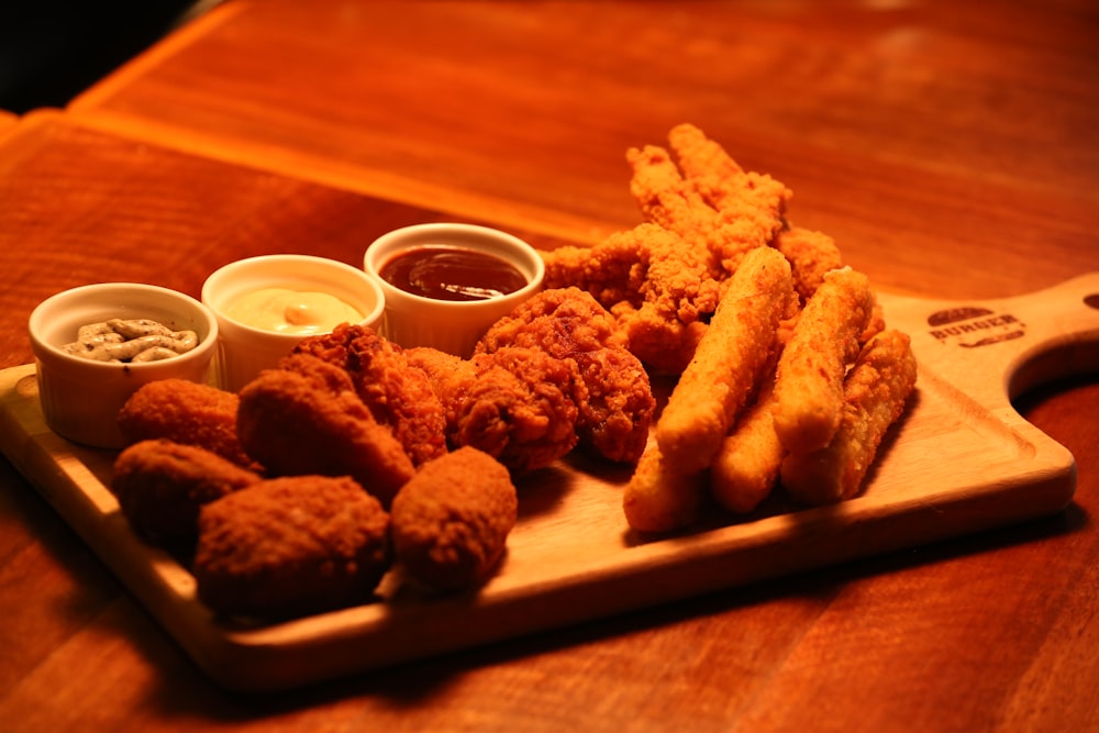 frittiertes Essen auf braunem Holztablett