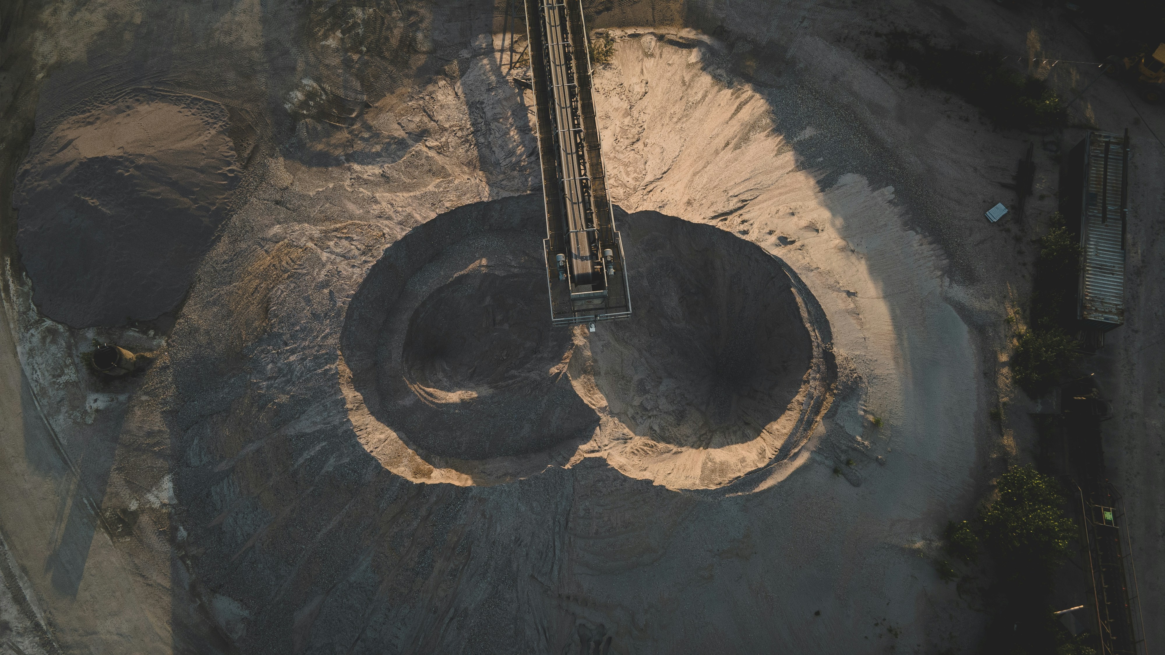 black and brown acoustic guitar on black round table