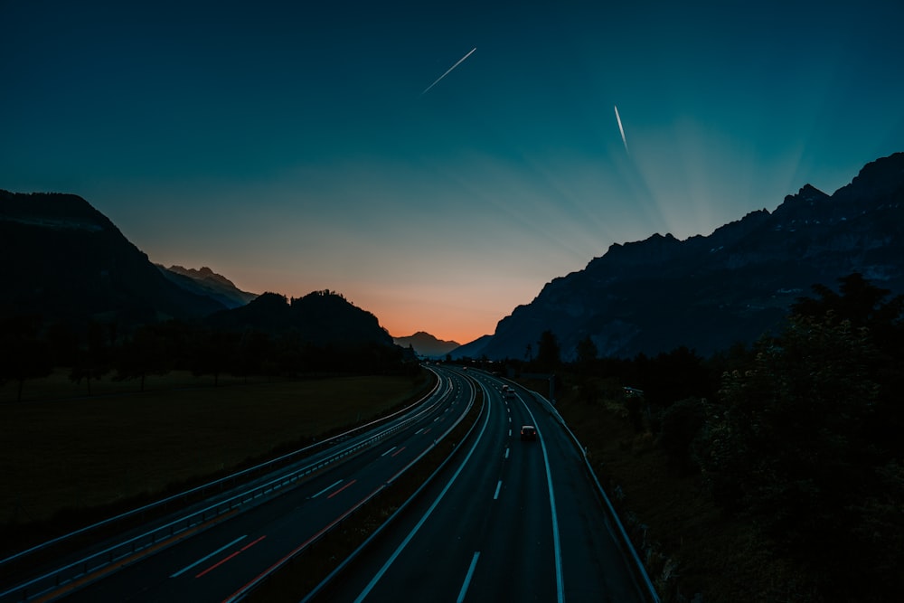 Photographie en accéléré de voitures sur la route pendant la nuit