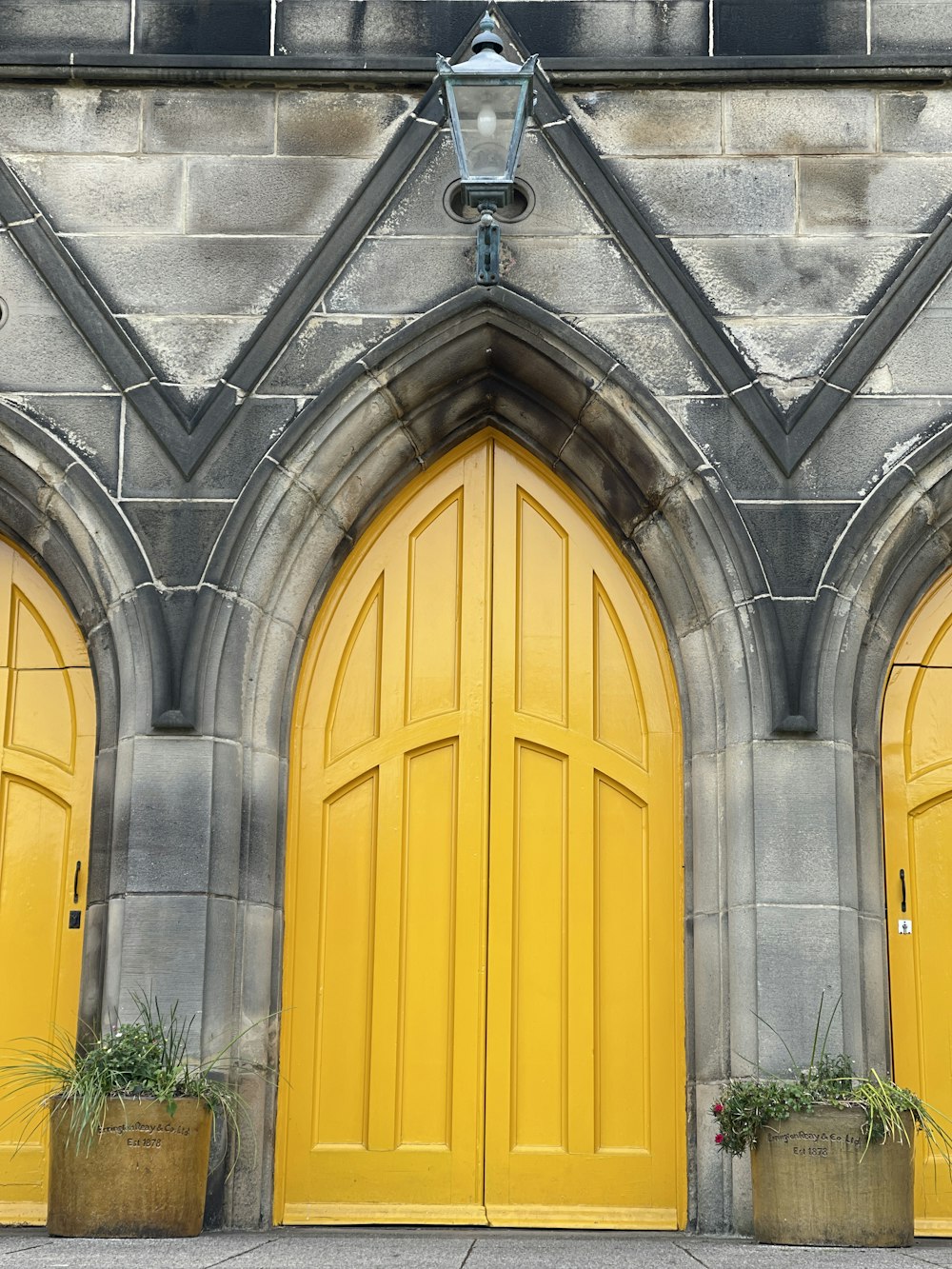 Porte en bois jaune sur bâtiment en béton gris