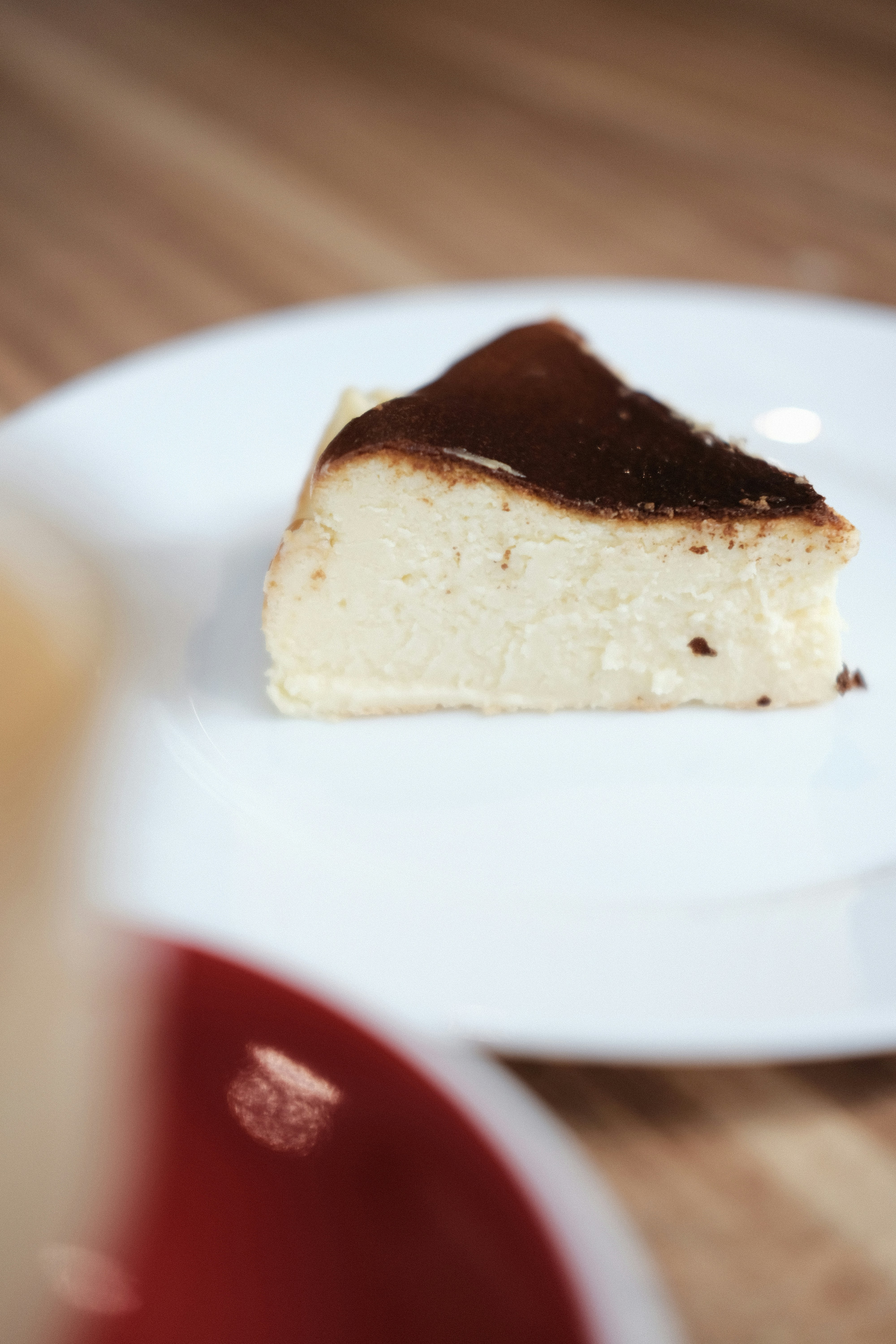 un trozo de tarta de queso en un plato blanco