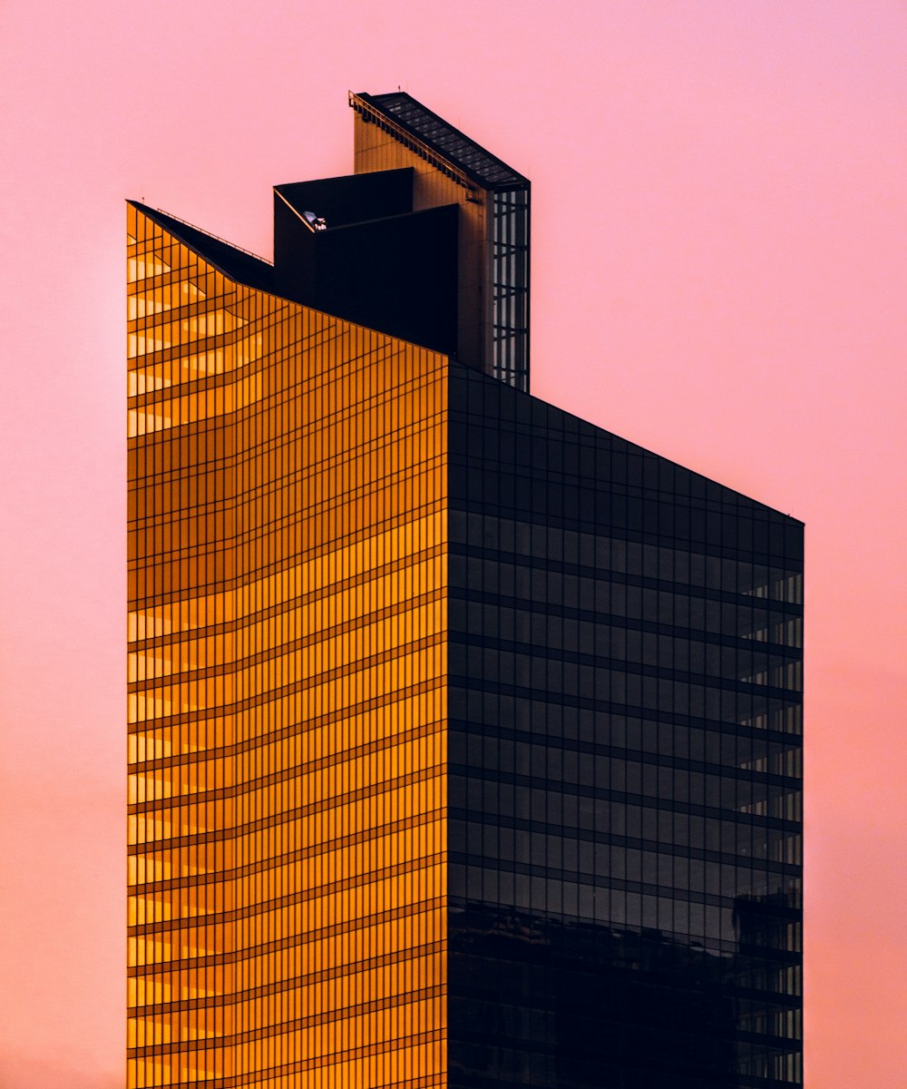 edificio in cemento marrone e nero