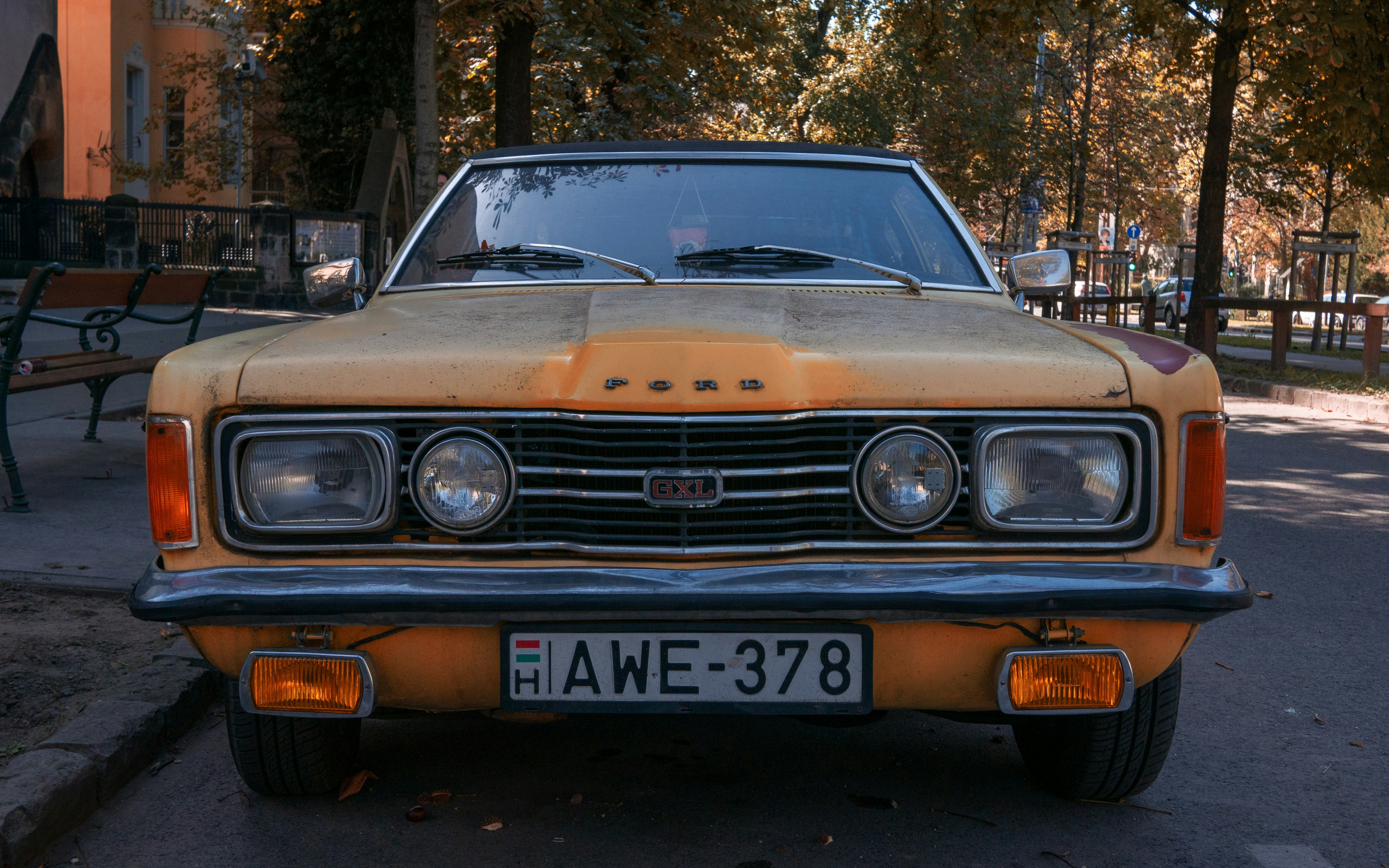 Coche Chevrolet marrón y blanco