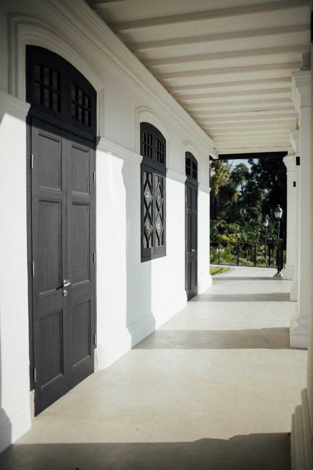 白と黒の木製ドア