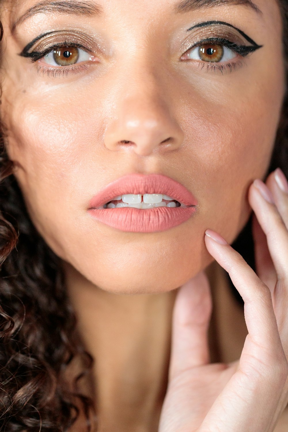 Femme avec rouge à lèvres rouge et mascara noir