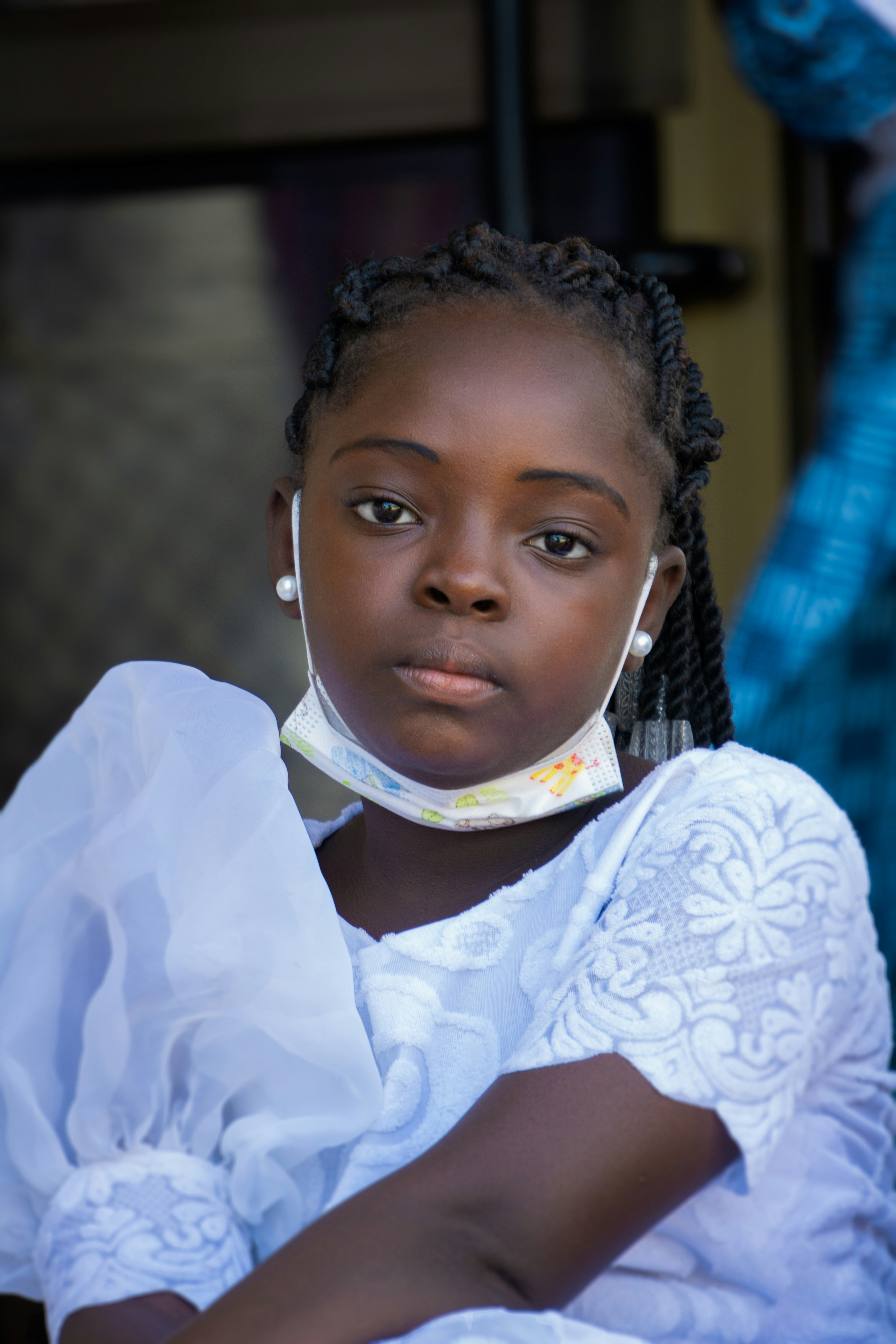 白と青の花柄のドレスの女の子