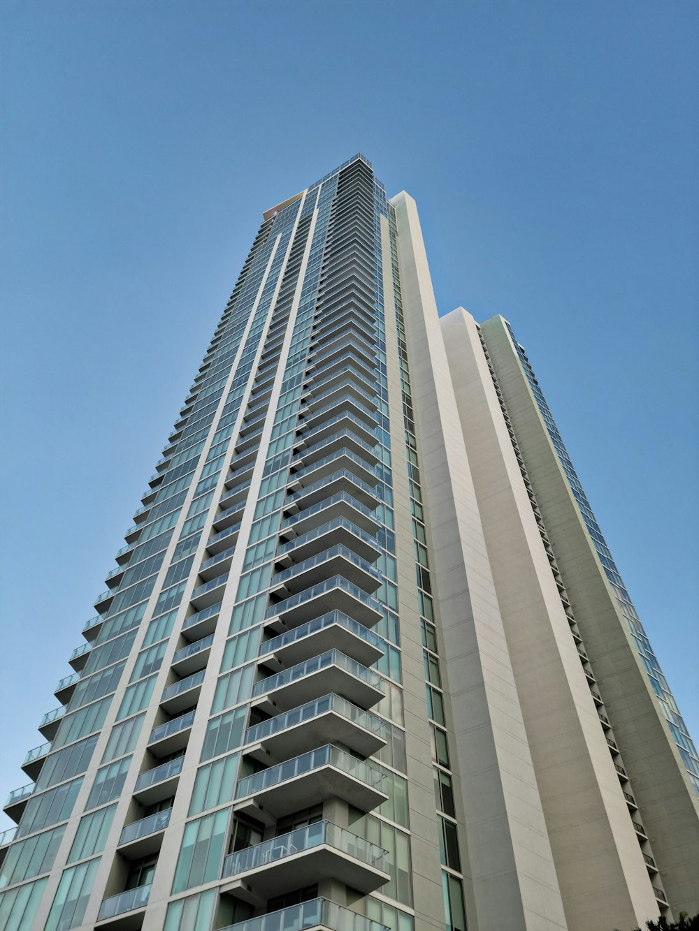 Edificio de hormigón blanco bajo el cielo azul durante el día