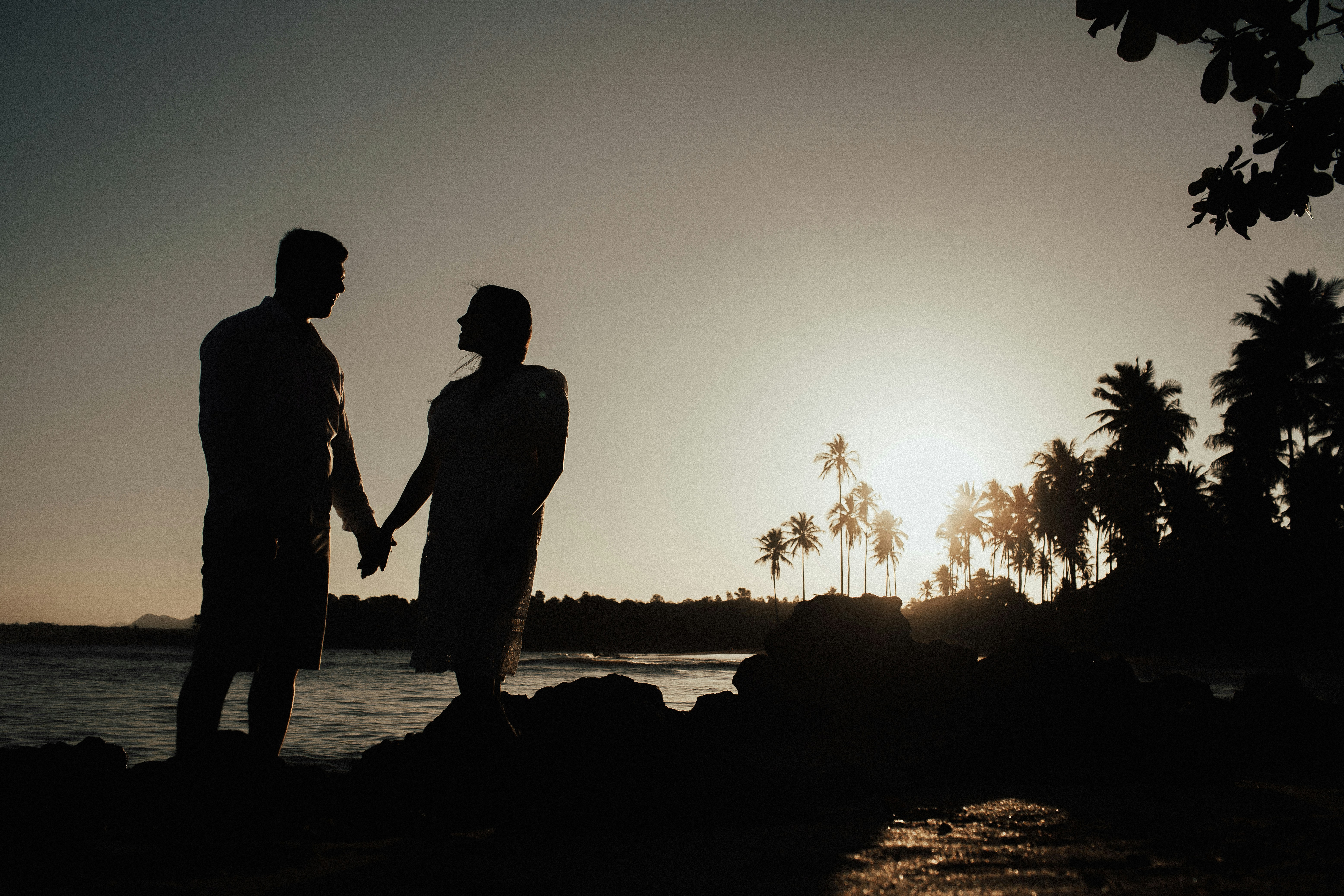 couple sunset silhouette, ilustrasi artikel Unforgettable Moments: Why Your Engagement Photo Session is More Than Just Pictures 3