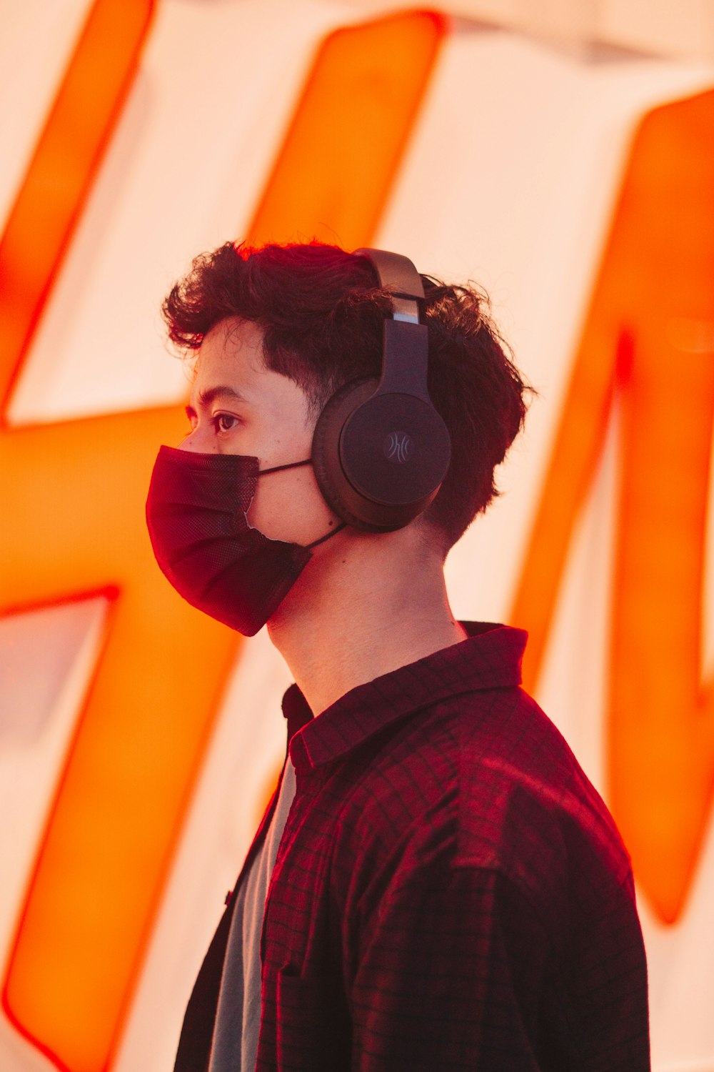 man in black shirt wearing black headphones