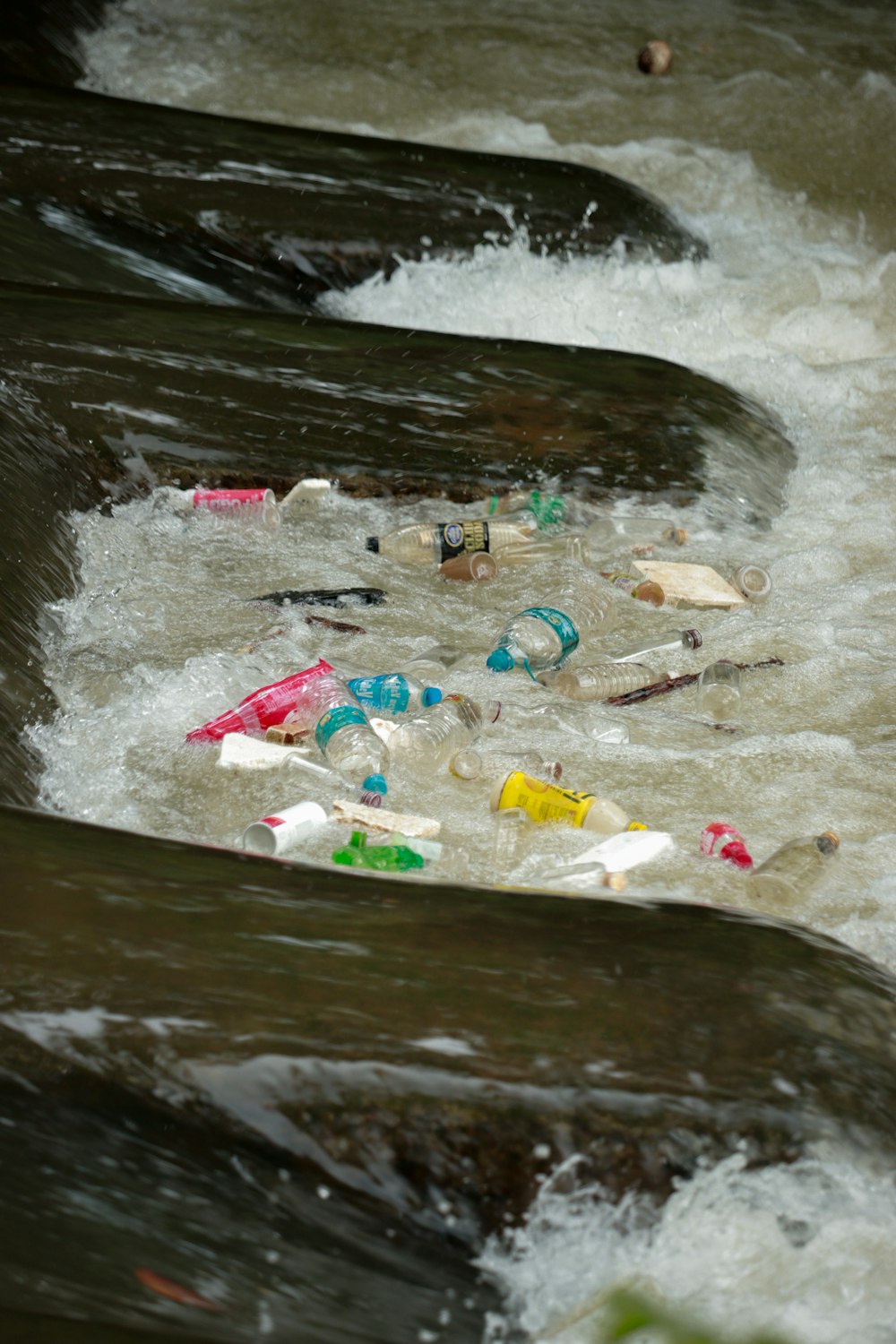 Basura en el agua durante el día